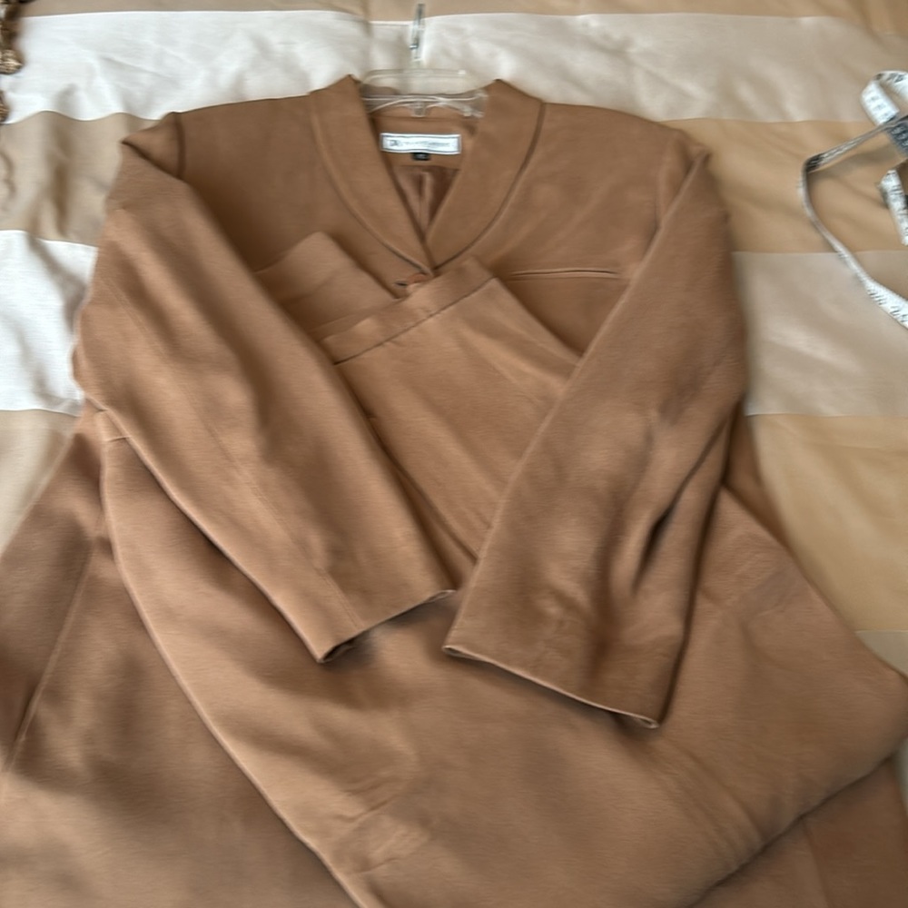 Suit - Picture 6 of 10